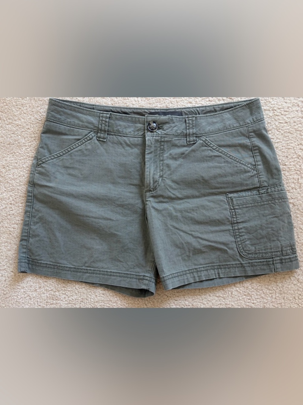 Women's Eddie Bauer cargo shorts. Size 6.